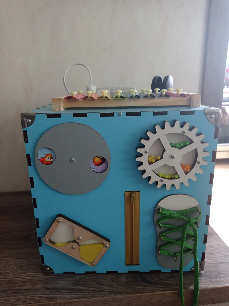 Дитячий бізі куб