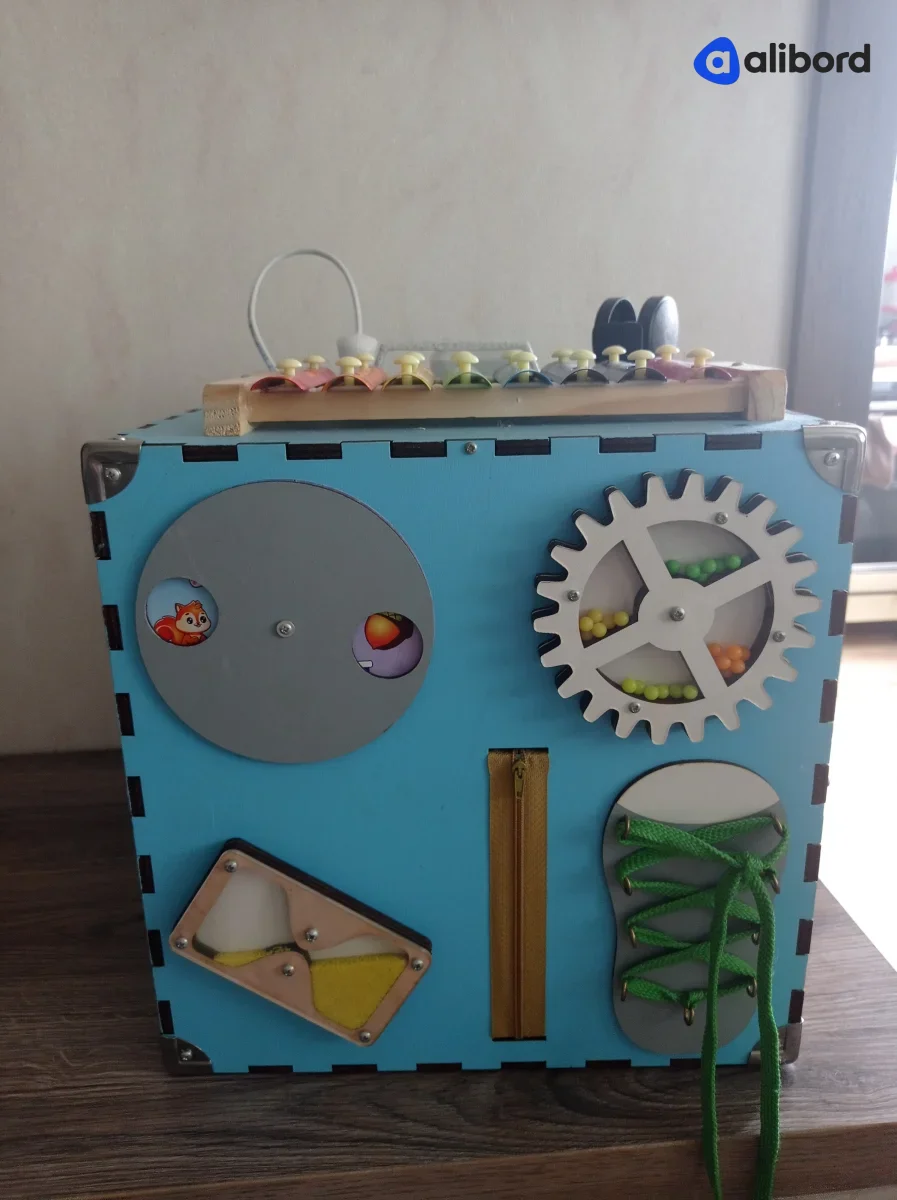 Дитячий бізі куб