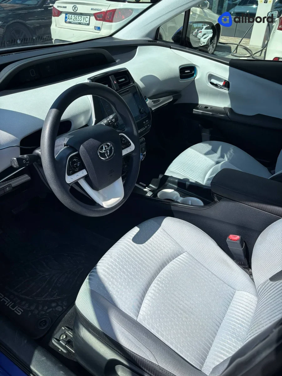 Toyota Prius 2017 – твій економний попутник! — фото 3