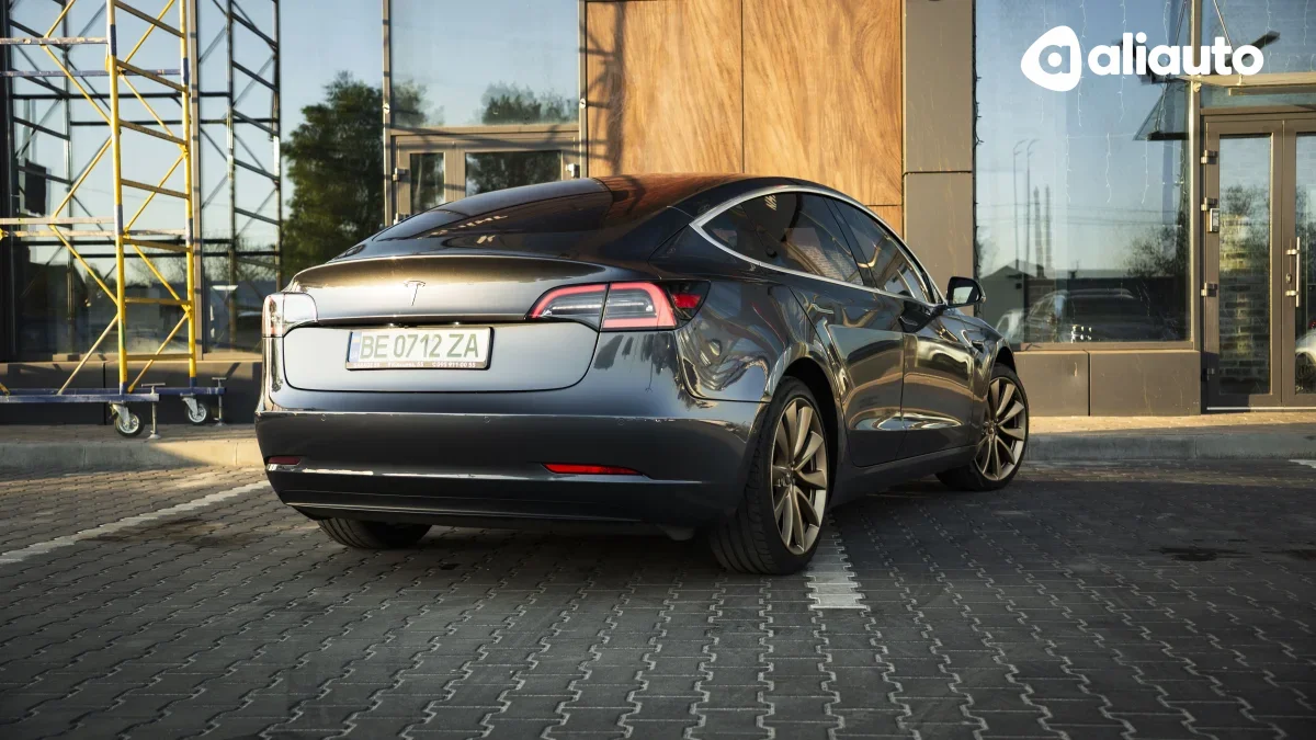 Tesla Model 3 — фото 7